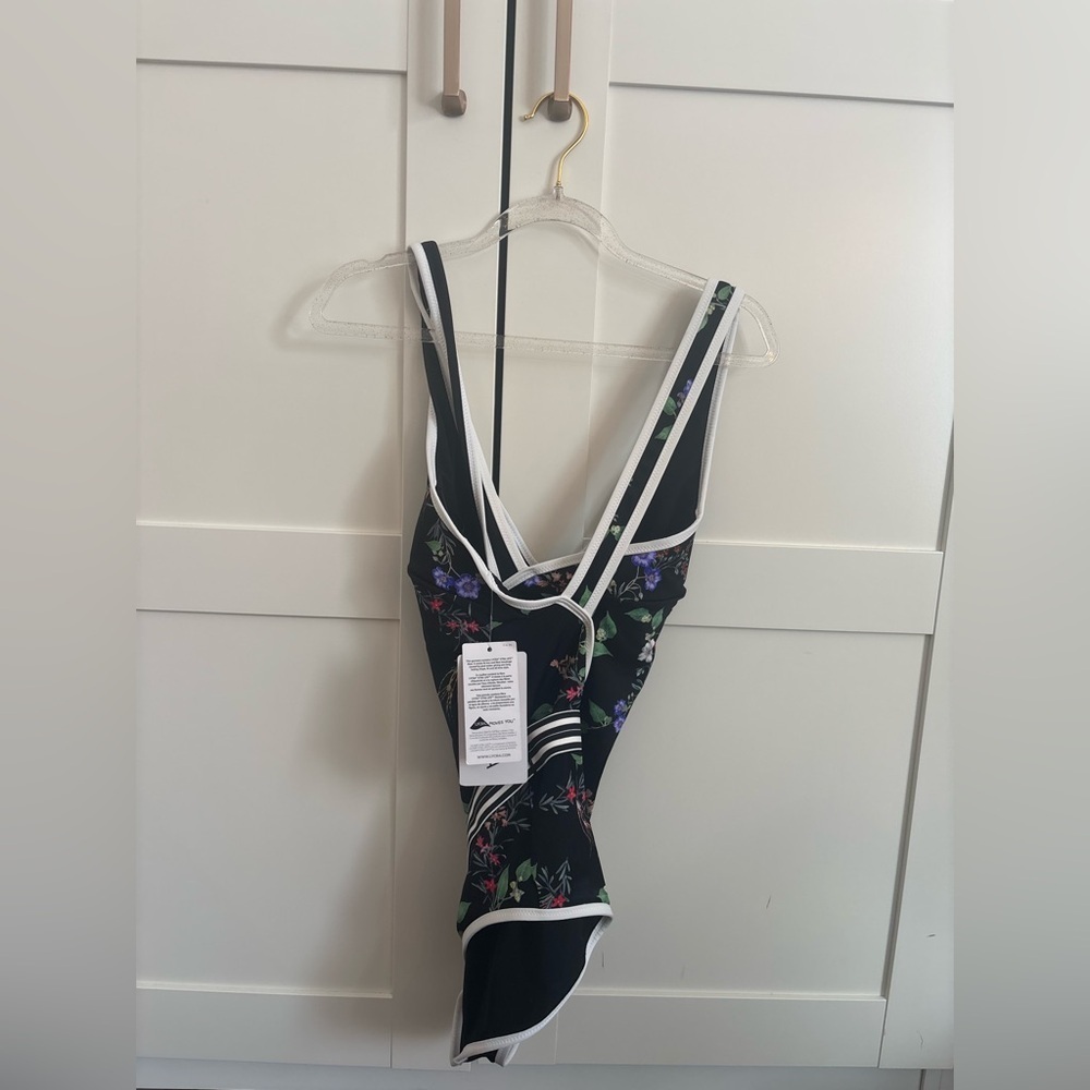 Athleta Gold Coast One Piece Swimsuit Medium NWT Black and Floral Beach Pool - Picture 3 of 5